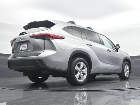 Used 2022 Toyota Highlander L AWD/4WD image 32