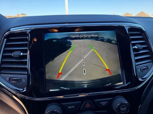 Used 2019 Jeep Grand Cherokee Altitude image 30