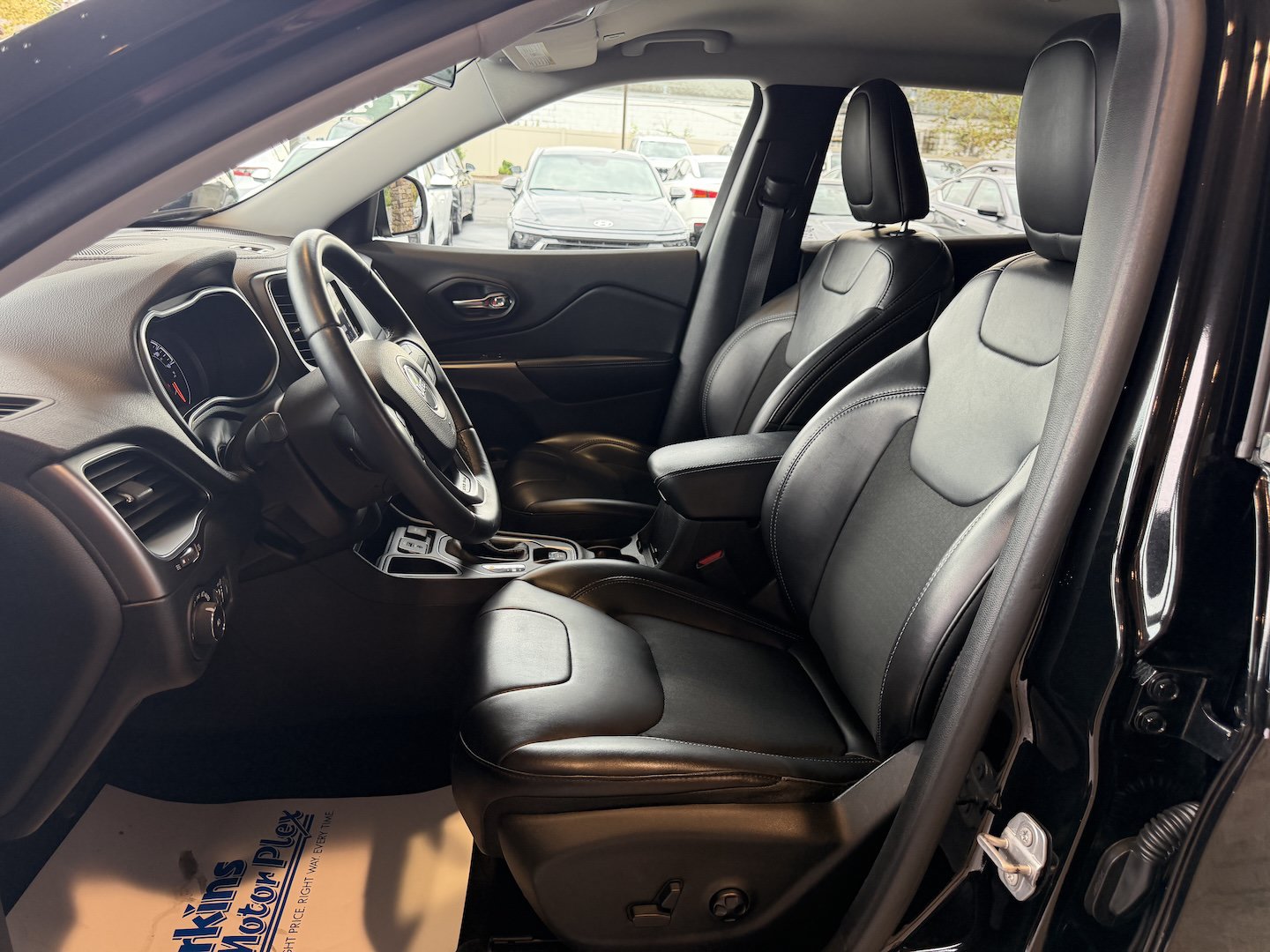 Used 2019 Jeep Cherokee Latitude Plus FWD image 12