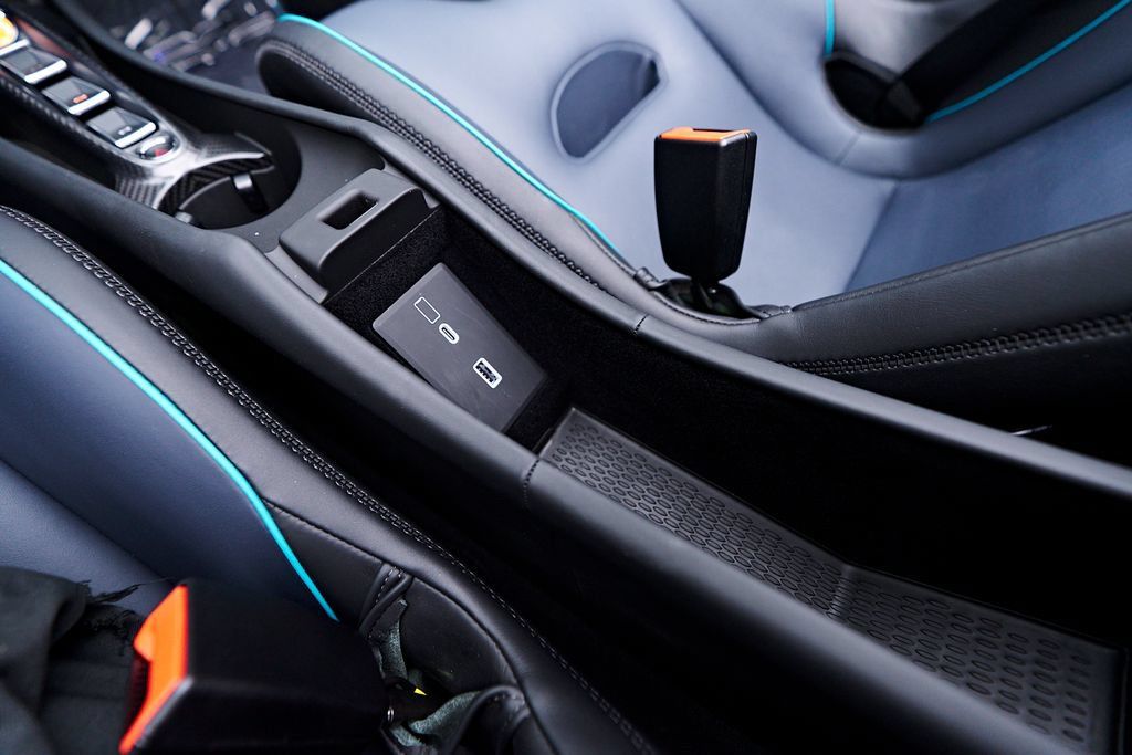 Used 2025 McLaren Artura Spider RWD image 34