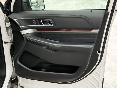 Used 2018 Ford Explorer Platinum image 32