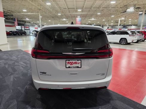Used 2024 Chrysler Pacifica Limited AWD/4WD image 4