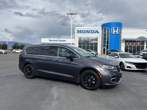 Used 2023 Chrysler Pacifica Touring-L FWD image 1