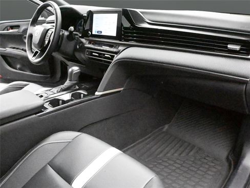 Used 2025 Toyota Camry SE w/ Convenience Package image 15