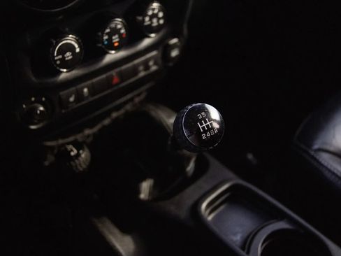Used 2015 Jeep Wrangler Unlimited Rubicon AWD/4WD image 34