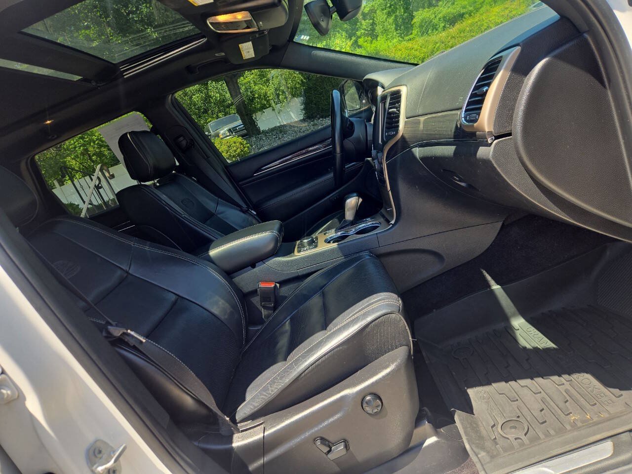 Used 2017 Jeep Grand Cherokee Overland AWD/4WD image 28