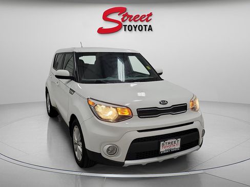 Used 2017 Kia Soul + w/ Audio Package FWD image 5