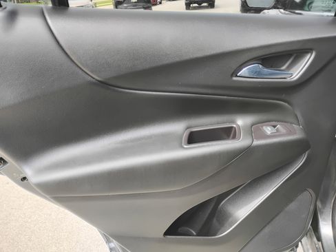Used 2021 Chevrolet Equinox LT FWD image 16