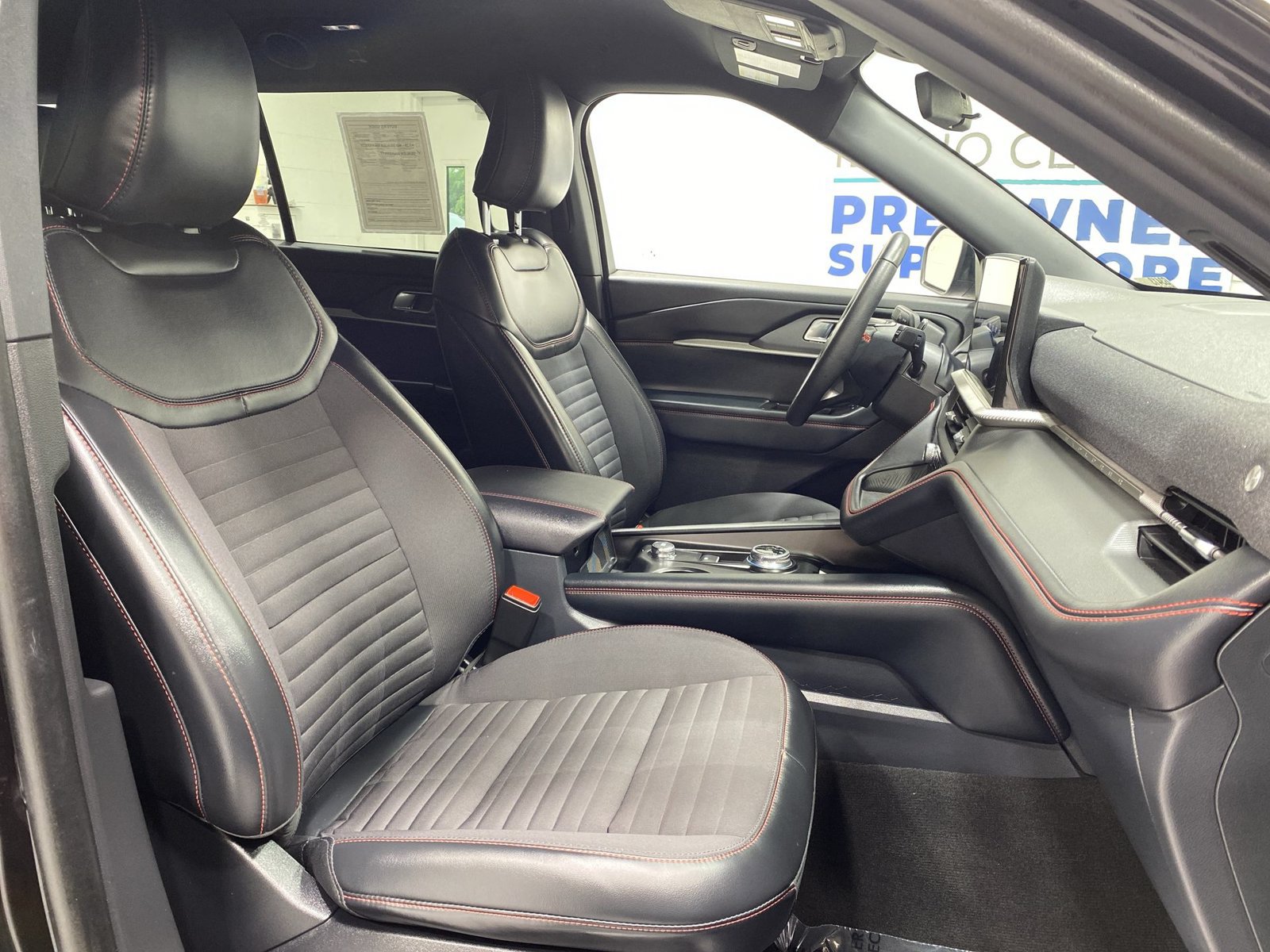 Used 2025 Ford Explorer ST-Line w/ ST-Line Street Pack AWD/4WD image 25