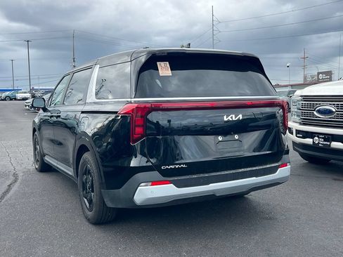 Used 2025 Kia Carnival FWD image 11