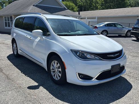 Used 2019 Chrysler Pacifica Touring-L FWD image 7