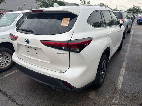 Used 2021 Toyota Highlander XLE AWD/4WD image 4