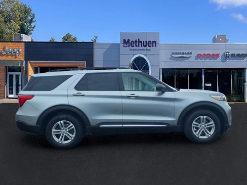 Used 2023 Ford Explorer XLT AWD/4WD image 2