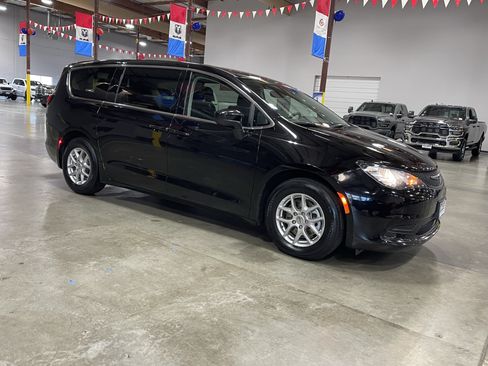 Used 2024 Chrysler Voyager LX FWD image 7
