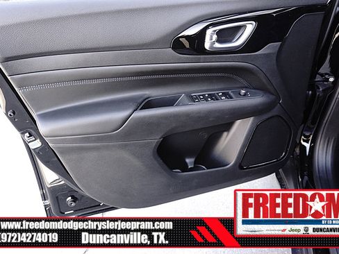 New 2026 Jeep Compass Latitude image 39