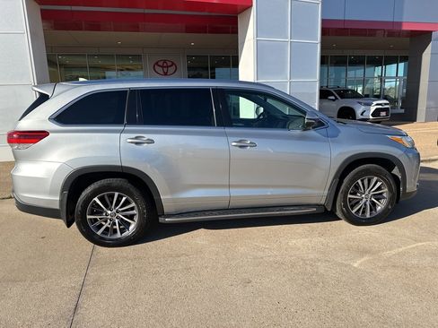 Used 2017 Toyota Highlander XLE image 8