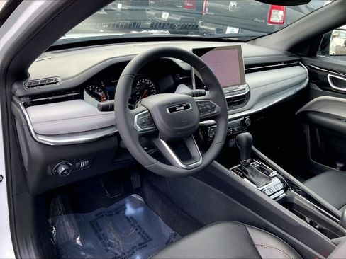 Used 2024 Jeep Compass Limited image 15