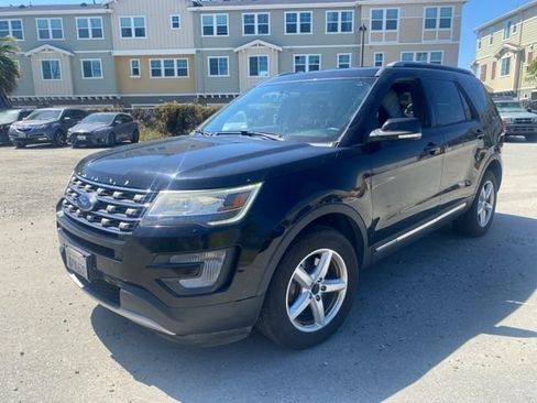 Used 2017 Ford Explorer XLT AWD/4WD image 3