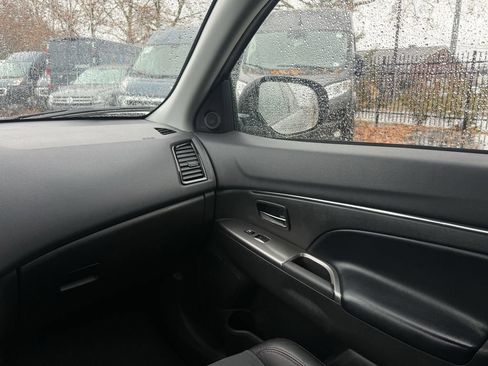 Used 2024 Mitsubishi Outlander Sport SE image 28