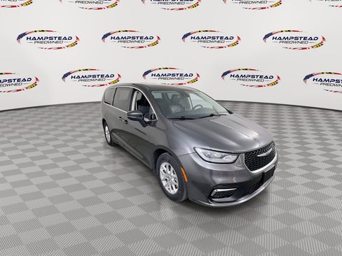 Used 2023 Chrysler Pacifica Touring-L image 2