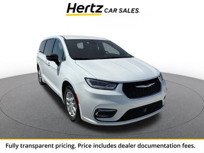 Used 2025 Chrysler Pacifica Select
