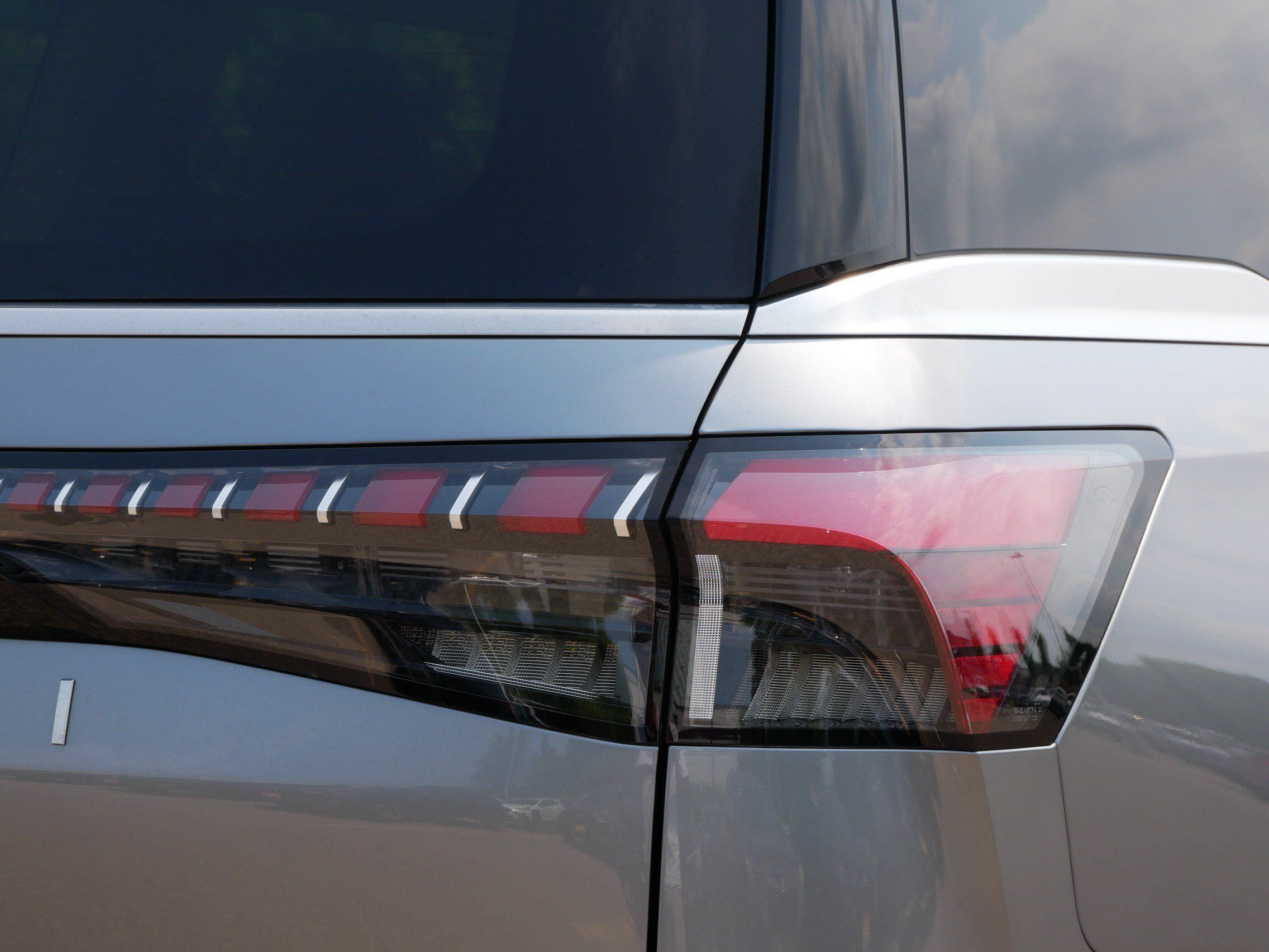 Used 2025 INFINITI QX80 Sensory AWD/4WD image 17