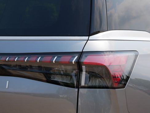 Used 2025 INFINITI QX80 Sensory AWD/4WD image 17