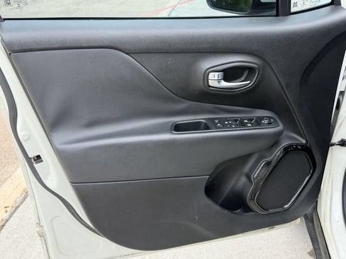 Used 2018 Jeep Renegade Altitude FWD image 10