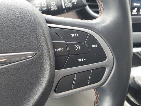 Used 2018 Chrysler Pacifica Touring-L image 16