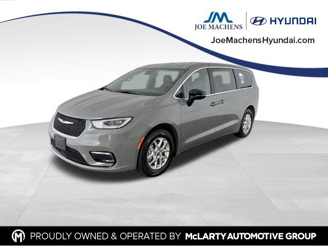 Used 2025 Chrysler Pacifica Select FWD image 3