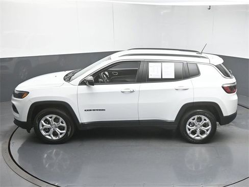 Used 2024 Jeep Compass Latitude image 42
