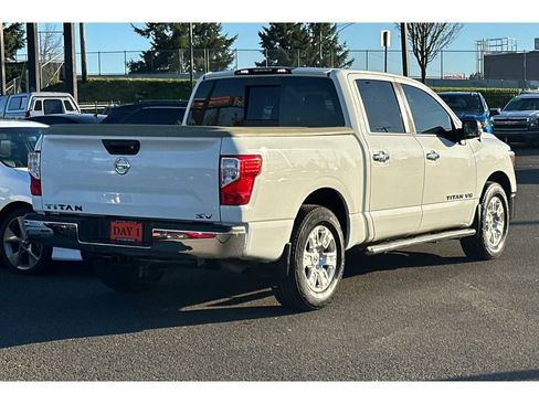 Used 2018 Nissan Titan SV image 5