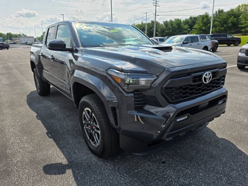 Used 2024 Toyota Tacoma TRD Sport w/ TRD Sport Upgrade Package AWD/4WD image 7