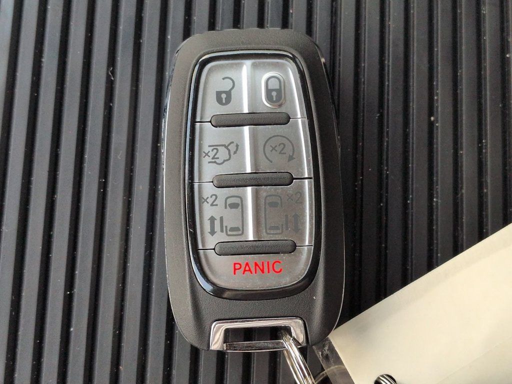 Used 2026 Chrysler Pacifica Limited FWD image 30