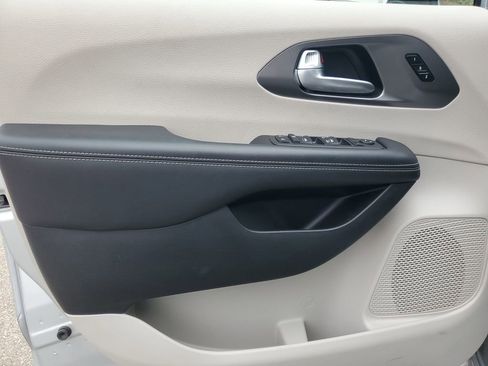 Used 2024 Chrysler Pacifica Touring-L FWD image 10