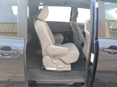 Used 2018 Toyota Sienna LE FWD image 23