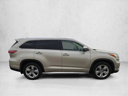 Used 2016 Toyota Highlander Limited w/ Driver Technology Package AWD/4WD image 4