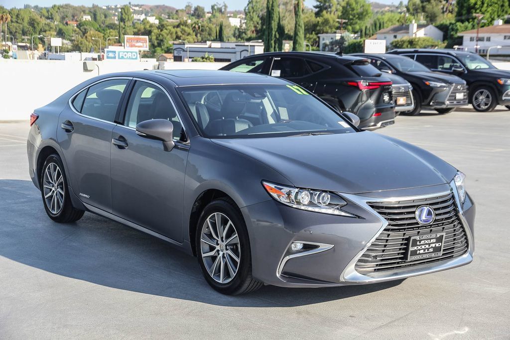 Used 2017 Lexus ES 300h w/ Luxury Package FWD image 3