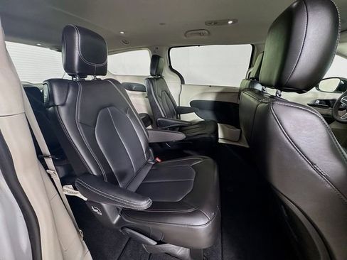 Used 2024 Chrysler Pacifica Touring-L FWD image 30