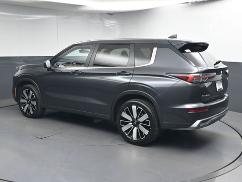 Used 2025 Mitsubishi Outlander AWD image 5