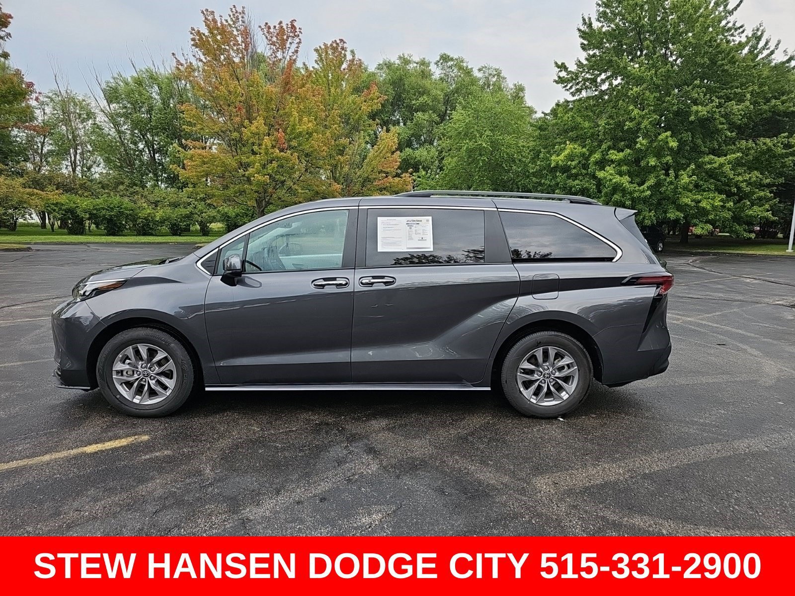 Used 2025 Toyota Sienna XLE FWD image 1