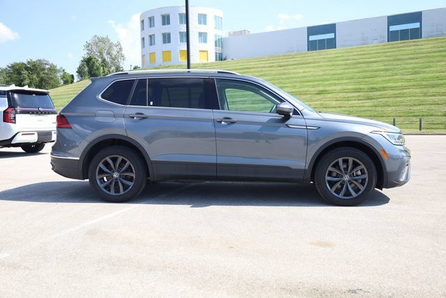 Used 2023 Volkswagen Tiguan SE w/ Panoramic Sunroof Package FWD image 3