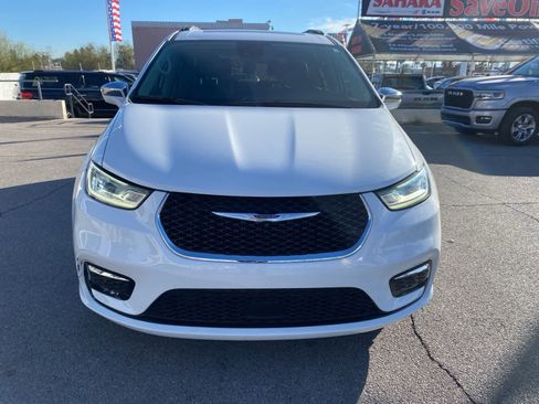 Used 2022 Chrysler Pacifica Limited w/ Uconnect Theater Family Group image 2