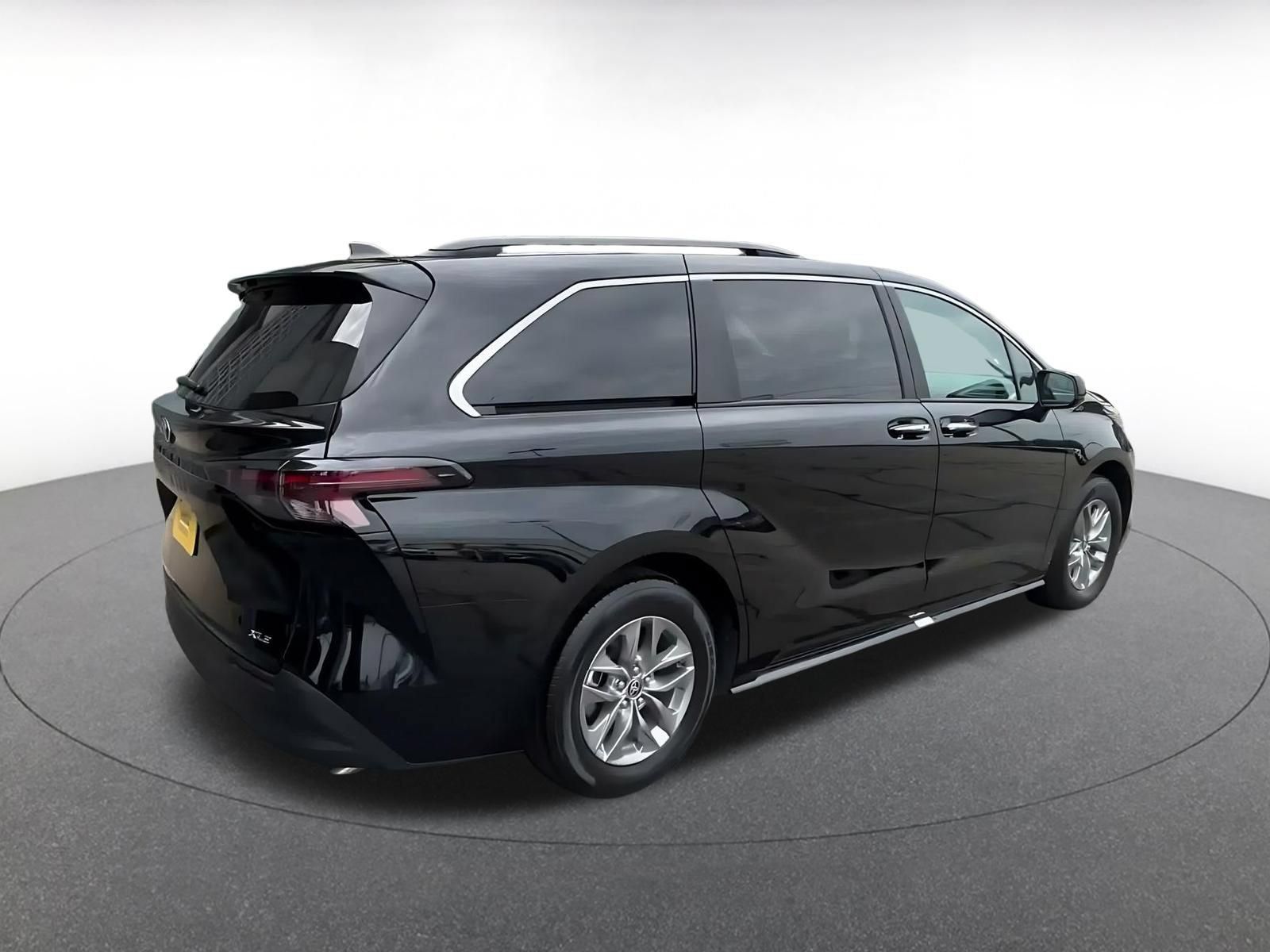 Used 2025 Toyota Sienna XLE FWD image 14