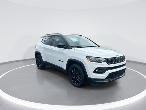 Used 2024 Jeep Compass Latitude w/ Convenience Group AWD/4WD image 2
