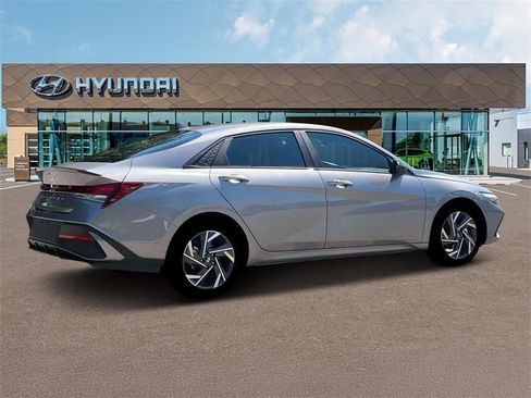 Used 2025 Hyundai Elantra Sport image 8