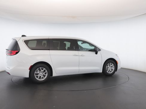 New 2026 Chrysler Pacifica Select image 26
