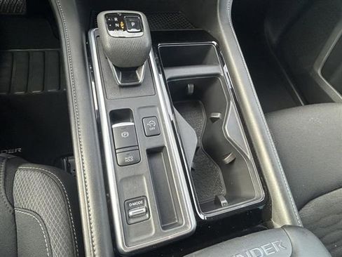 Used 2025 Nissan Pathfinder SV image 15