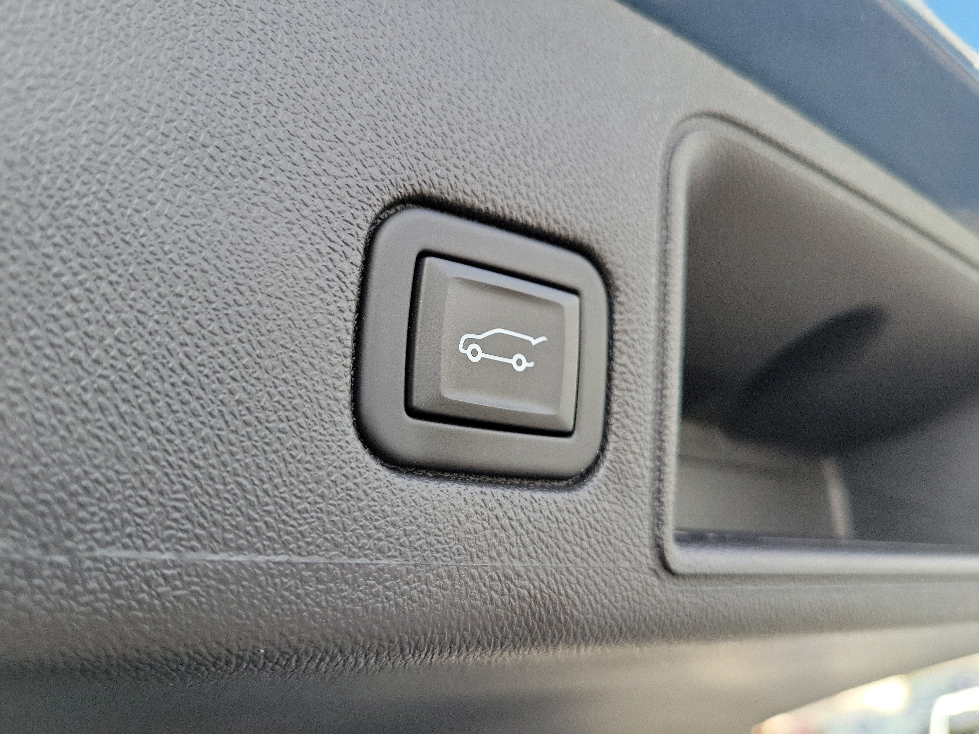 Used 2024 GMC Terrain SLT AWD/4WD image 8