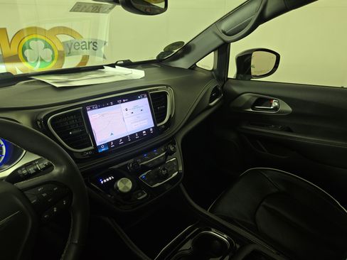Used 2024 Chrysler Pacifica Premium FWD image 26